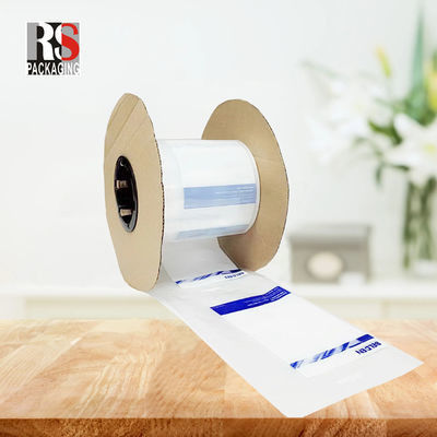 Individuell bedruckter, fächergefalteter, perforierter, vorgeöffneter Poly-Autobeutel aus LDPE-Kunststoff auf einer Rolle